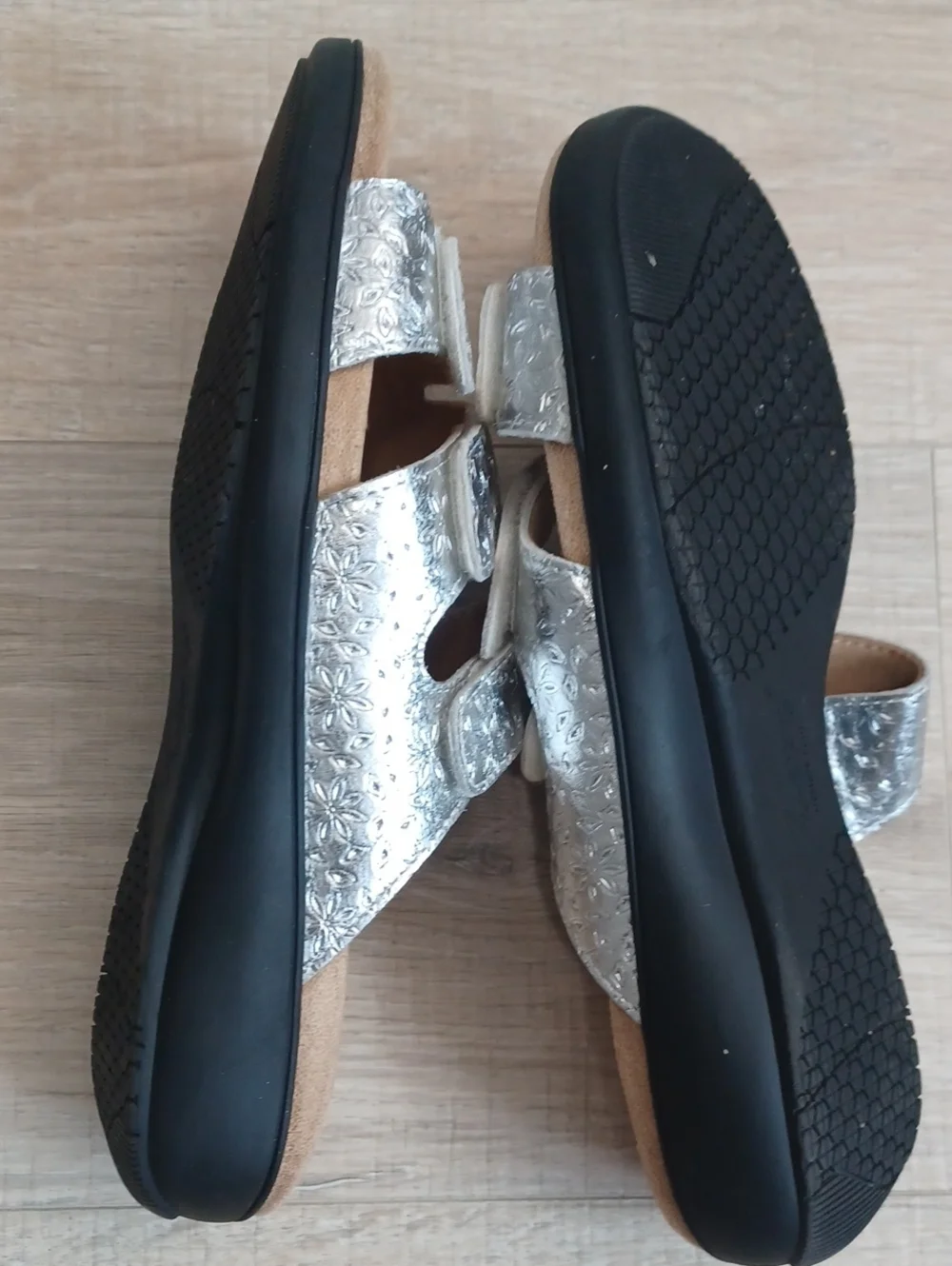9W Trotters silver sandals. Slip on shoes with adjustable Velcro straps.